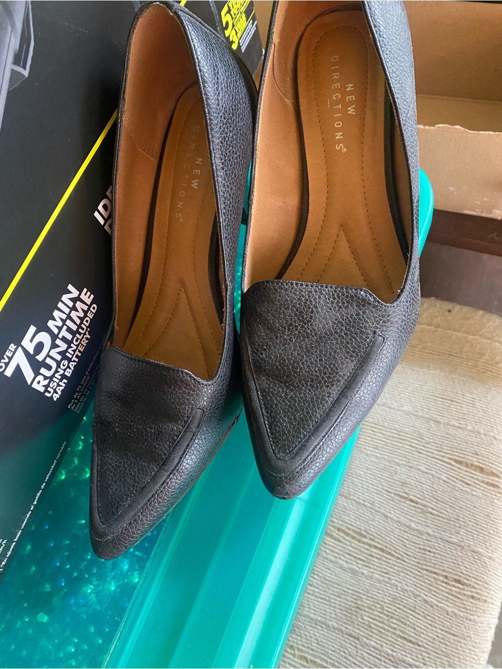 new directions Women's Black Pointed Toe Textured Flats